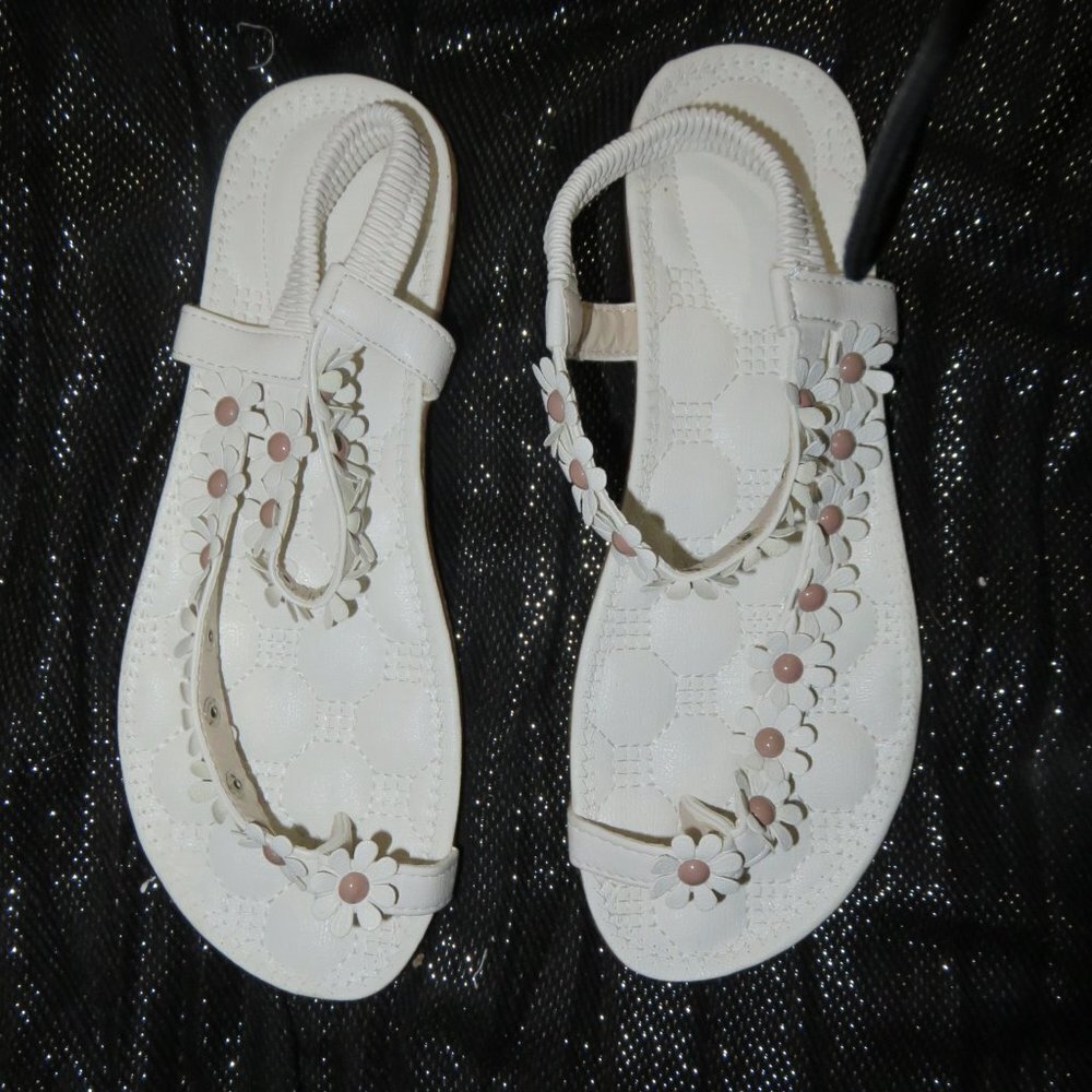 Taryn Rose Quilted White Italian Leather Daisy Embossed flat sandals sz 40 9.5